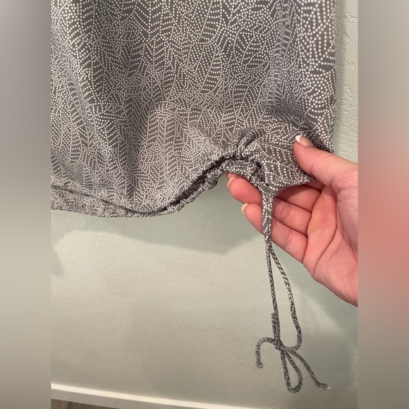 Banana Republic Women’s Medium Gray and White V-Neck Short Sleeve Top Blouse - Picture 10 of 10